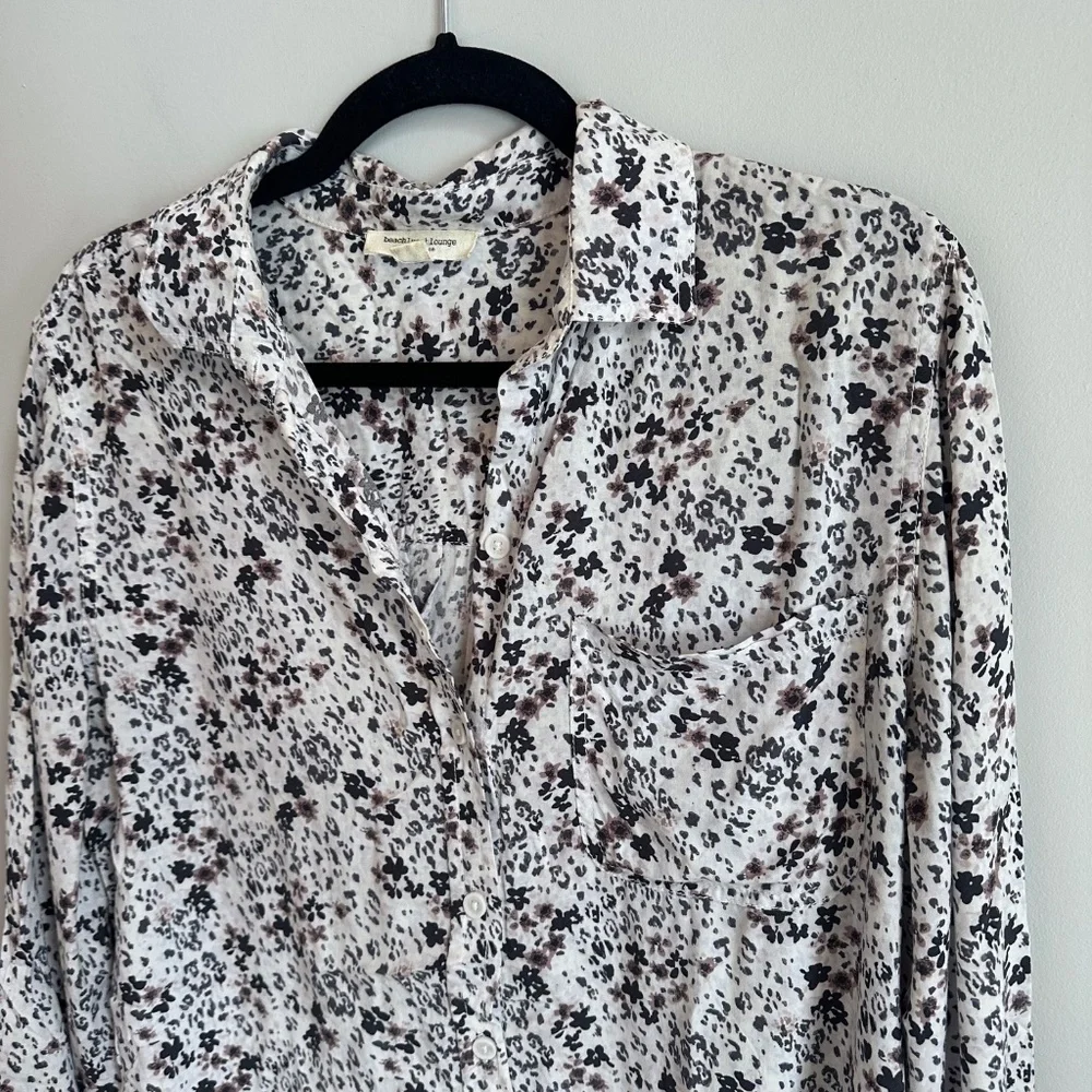 BEACHLUNCHLOUNGE Printed Button Down Top In Neutral Florets - Picture 5 of 5